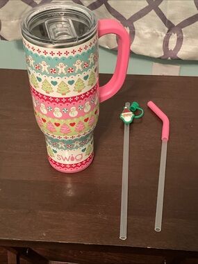 30 oz Swig Pink Holiday Pattern Insulated Travel Mug with Straws